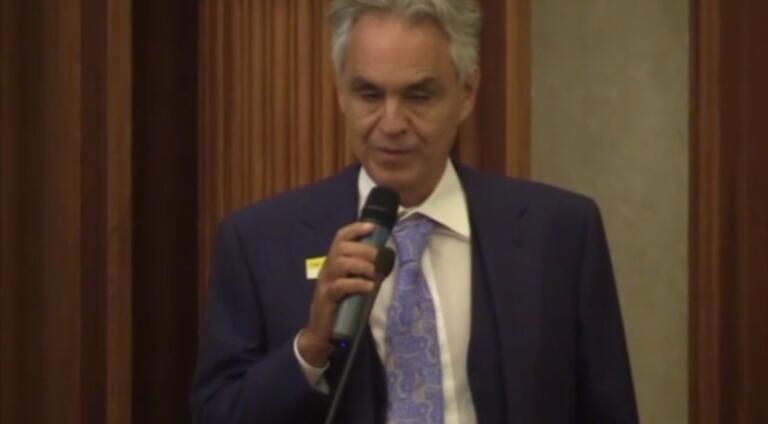 Bocelli nega la pericolosità del Covid: «Non conosco nessuno finito in terapia intensiva, quindi perché questa gravità?»