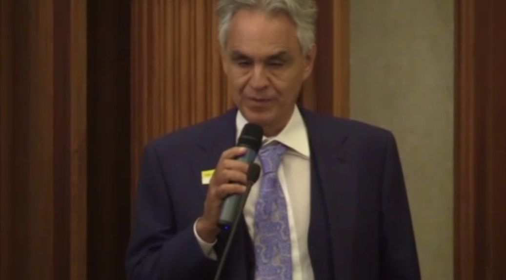 Bocelli nega la pericolosità del Covid: «Non conosco nessuno finito in terapia intensiva, quindi perché questa gravità?» article-post