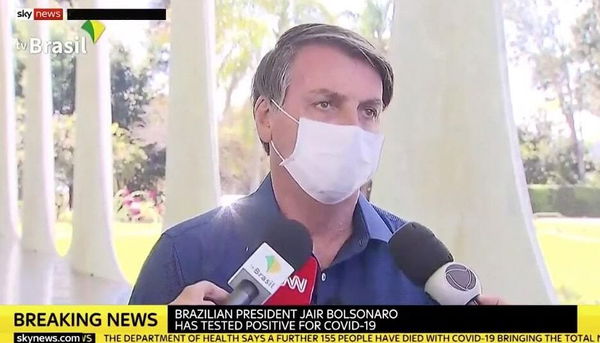 La diretta con i giornalisti per annunciare la positività che Bolsonaro avrebbe potuto evitare