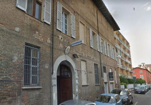 L’egiziano picchiato dai carabinieri di Piacenza chiede loro di fermarsi, ma rispondono: «Che ti ridi?»