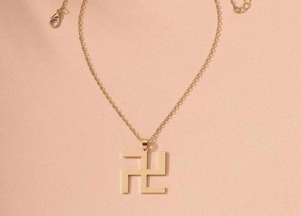 La pioggia di critiche (a favore e contro) per l’e-commerce che vendeva una collana a forma di svastica