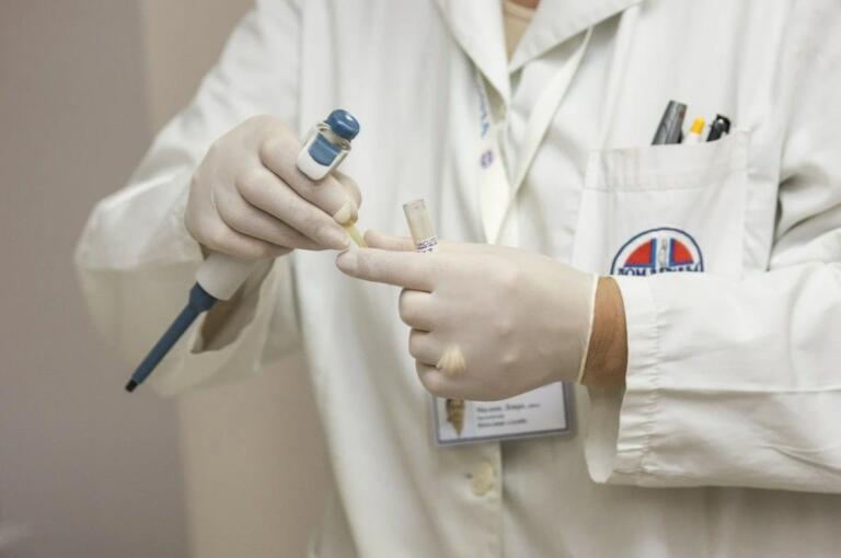 La lettera di 329 scienziati che invita l’Oms a rivedere le linee guida per il contenimento del contagio