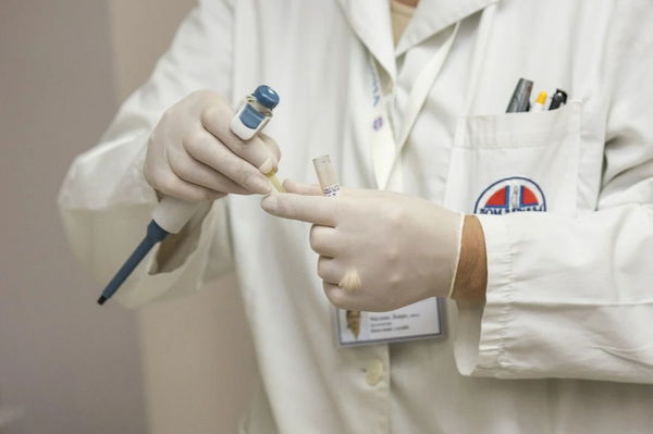 La lettera di 239 scienziati che invita l’Oms a rivedere le linee guida per il contenimento del contagio