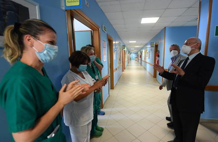 Stoccata di De Luca alla Lombardia: «Milano non si ferma, poi si sono fermati a contare migliaia di morti» article-post