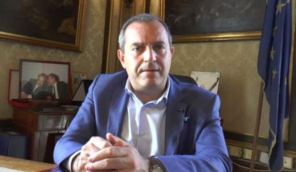 De Magistris dice che si va verso un lockdown: «De Luca non riaprirà le scuole»