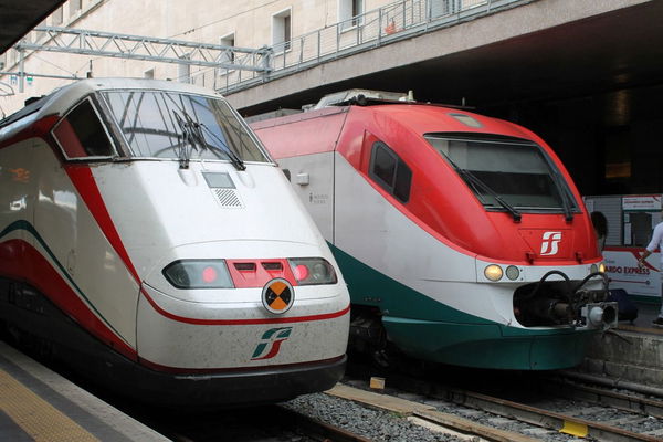 Dimentica l’eroina sul treno e chiede ai poliziotti di recuperarla fingendo che sia un farmaco salvavita