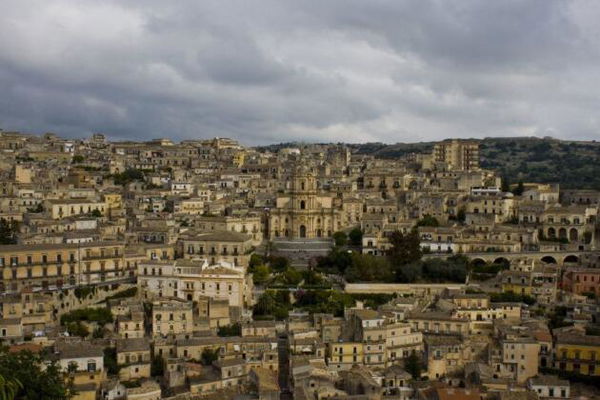 Il sindaco di Modica e la escort positiva: «Fate il tampone, a costo di essere messi alla porta dalle mogli»