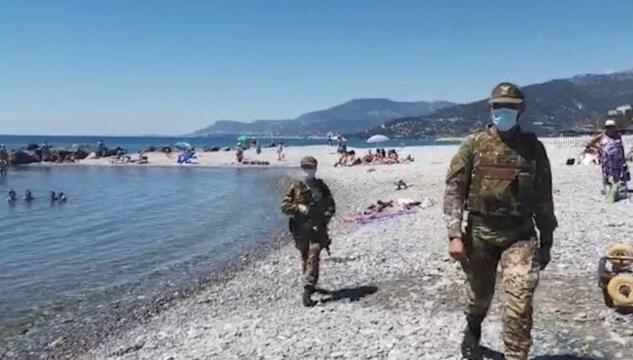 esercito in spiaggia