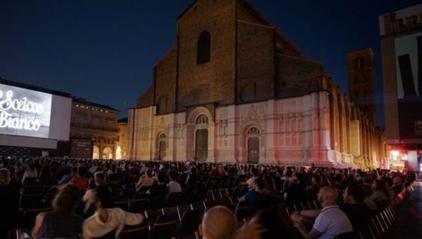 Il ragazzo che ha proiettato un film porno a Bologna lancia una raccolta fondi per pagare la multa