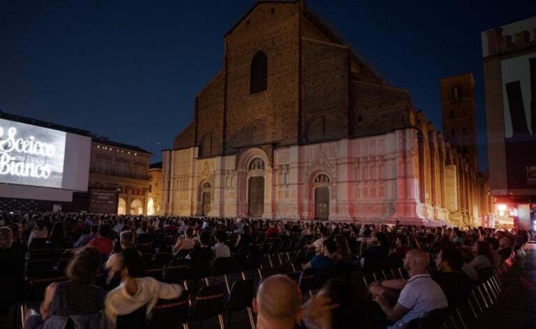 Film porno sul maxischermo in piazza Maggiore, la denuncia di «un’anziana in evidente stato d’agitazione»