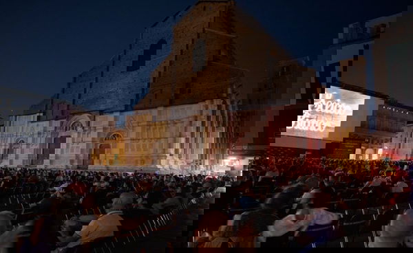 Film porno sul maxischermo in piazza Maggiore, la denuncia di «un’anziana in evidente stato d’agitazione»