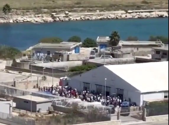 Il sindaco di Porto Empedocle spiega la fuga dei migranti: «500 persone ammassate, senza respirare» article-post