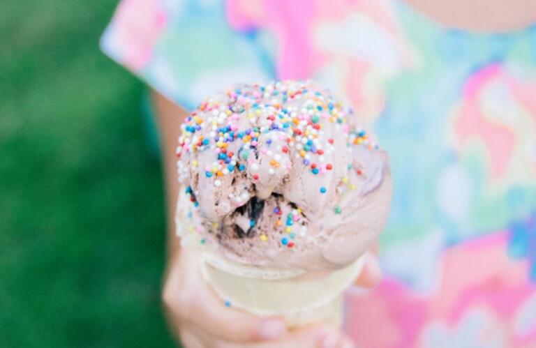 Russia, la storia del gelato arcobaleno definito «propaganda gay» da un’alleata di Putin