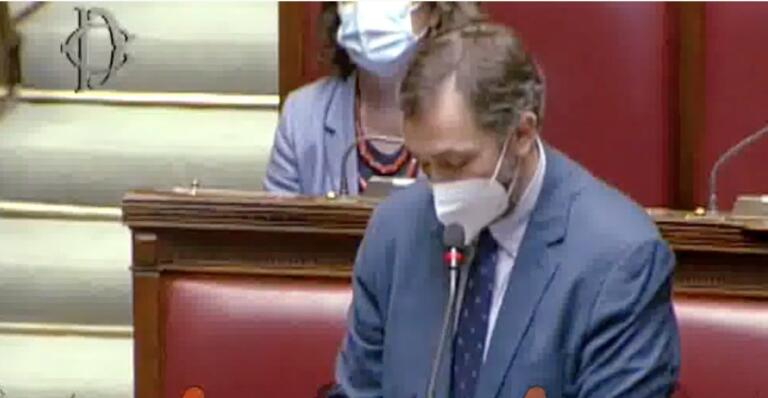 Filippo Sensi legge in aula i nomi dei 173 medici morti a causa del coronavirus