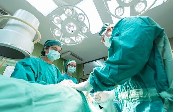 Varese, sospeso primario che a marzo ha insultato un paziente dicendo di non voler «perdere tempo per operare questi froci»