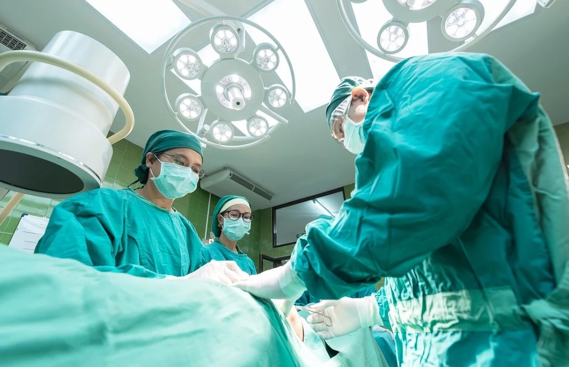 Varese, sospeso primario che a marzo ha insultato un paziente dicendo di non voler «perdere tempo per operare questi froci» article-post