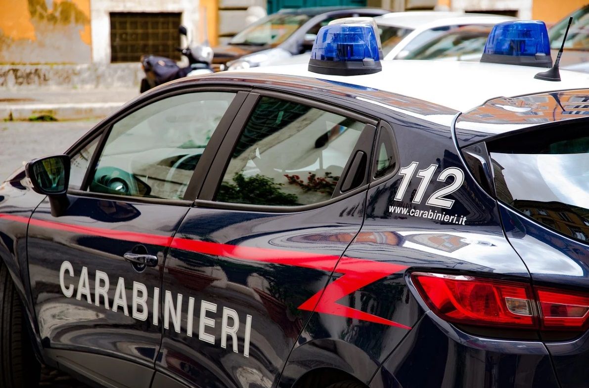 L’orgia nell’ufficio del comandante della caserma sequestrata di Piacenza article-post