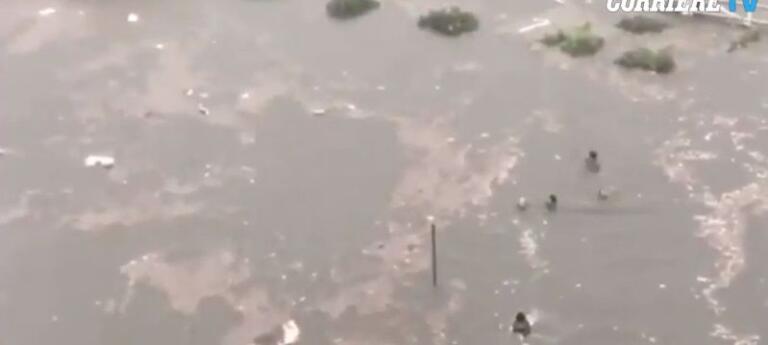 La bomba d’acqua a Palermo ha causato due morti, le persone sono costrette a nuotare per strada | VIDEO