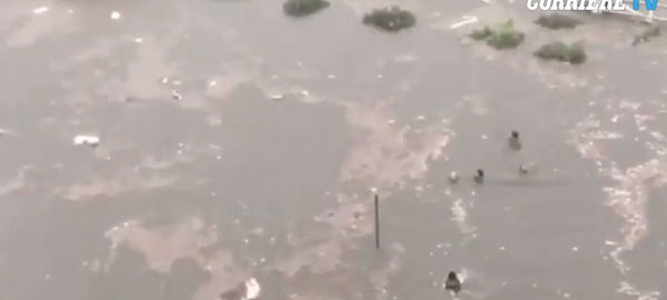 La bomba d’acqua a Palermo ha causato due morti, le persone sono costrette a nuotare per strada | VIDEO