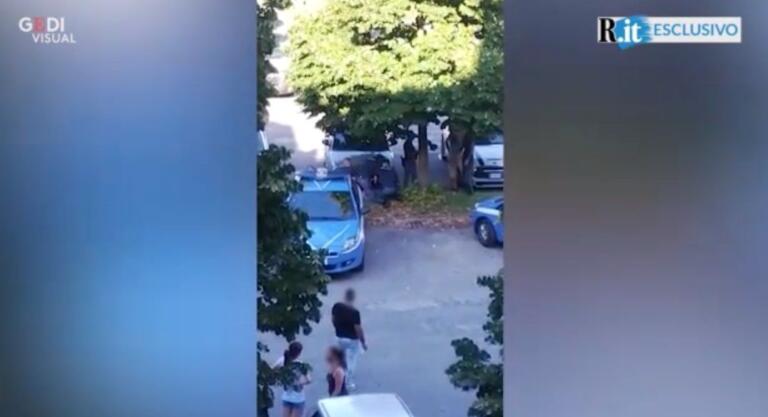 Il video dei tre poliziotti che immobilizzano per diversi minuti un uomo fermato per ubriachezza