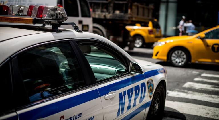 New York toglie un miliardo alla polizia per redistribuirlo a servizi sociali e giovani