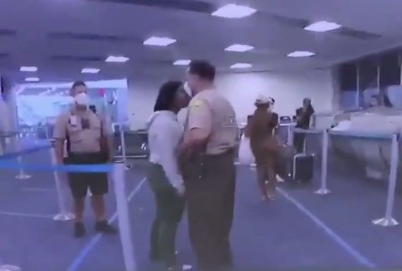 È stato sottoposto a un procedimento disciplinare il poliziotto che ha colpito la donna afroamericana con un pugno in faccia