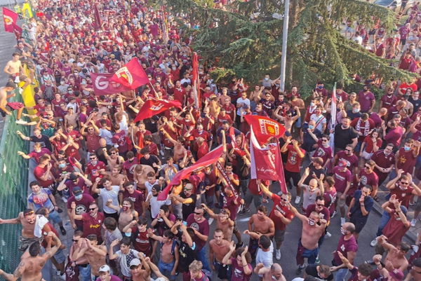 Aumentano i contagi in Emilia-Romagna, ma a Reggio si scende in piazza per festeggiare