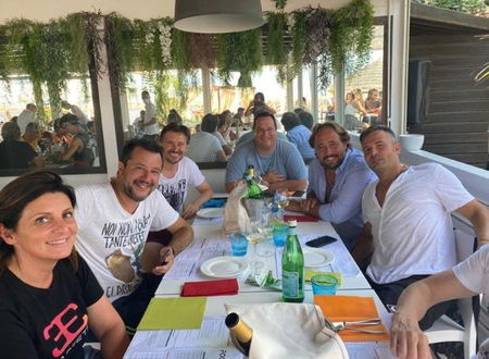 Salvini e il ritorno al Papeete con tanti selfie e zero mascherine article-post