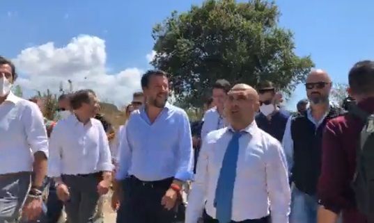 Fondi Lega e elezioni, a chi chiede se è preoccupato per le inchieste giudiziarie Salvini risponde: «No, inchiesta più, inchiesta meno» article-post