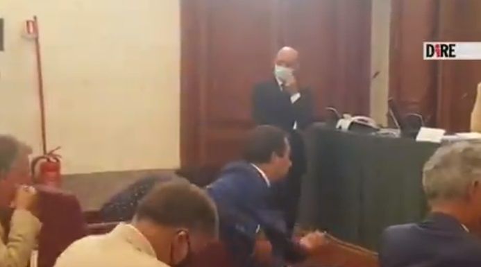 Il video di Salvini che rifiuta di mettere la mascherina all’interno di Palazzo Madama