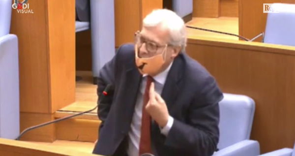 Per Sgarbi nessun medico ha mai detto che la mascherina va cambiata: «Questa la porto da un mese»