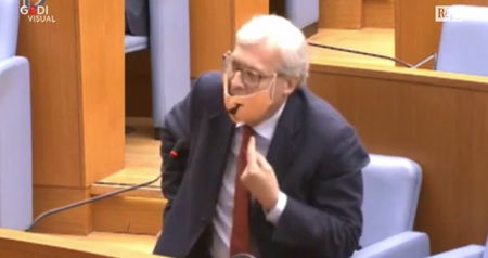 Per Sgarbi nessun medico ha mai detto che la mascherina va cambiata: «Questa la porto da un mese» article-post