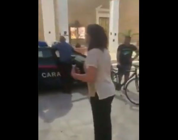 Carabinieri identificano i contestatori di una veglia contro il Ddl Zan, la sindaca chiede di identificare «parroco e chi sta in chiesa» | VIDEO