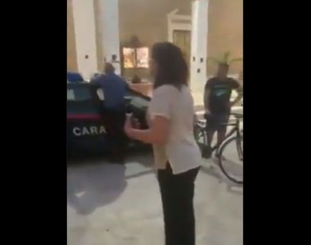 Carabinieri identificano i contestatori di una veglia contro il Ddl Zan, la sindaca chiede di identificare «parroco e chi sta in chiesa» | VIDEO article-post