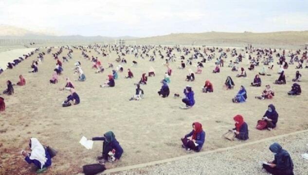 spieggia donne afghane