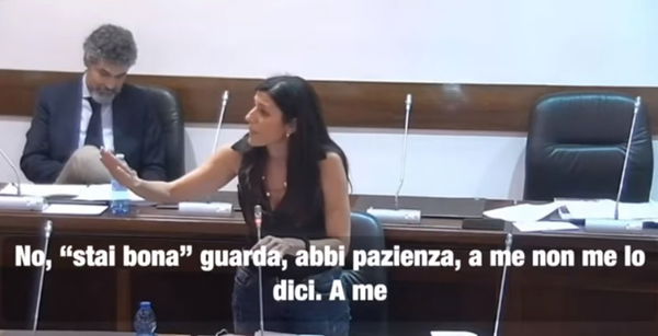 La consigliera del Pd zittita dal collega di FI mentre parla di parità di genere: «Stai bona a me non lo dici» | VIDEO