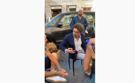L’acceso confronto tra Toninelli e alcuni cittadini. Poi l’ex ministro se ne va | VIDEO article-post