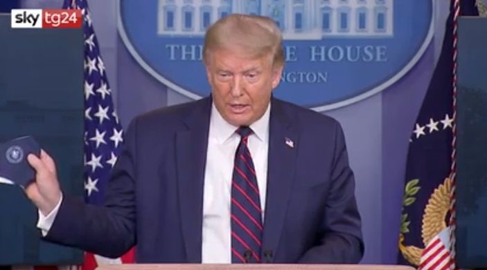 Trump si arrende e arriva a implorare gli americani: «Che vi piaccia o no, mettete la mascherina» article-post