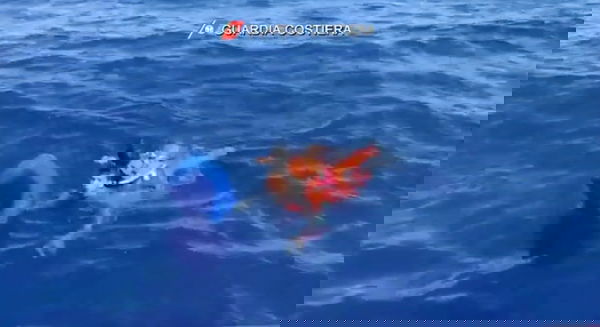 L’uomo della Guardia Costiera che salva due migranti contemporaneamente | VIDEO
