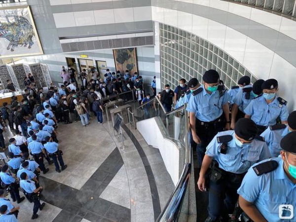 Hong Kong: il magnate dei media pro democrazia Jimmy Lai è stato arrestato