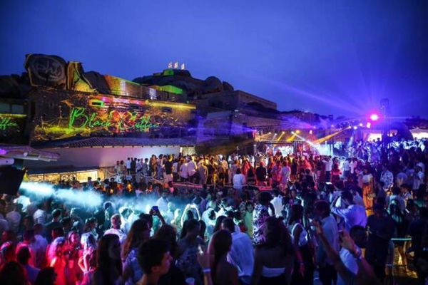 Coronavirus in Sardegna, tamponi a staff del Phi Beach: 21 positivi