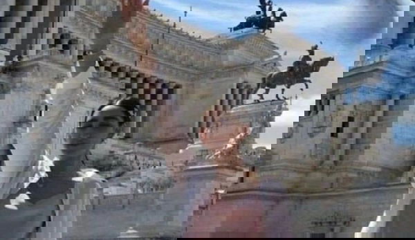 Armine Harutyunyan, altri insulti ricevuti dalla modella di Gucci: l’accusano di fare il saluto romano