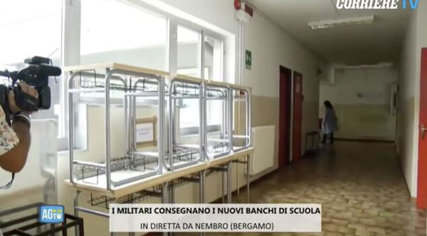 Consegnati i primi banchi nelle scuole di Alzano, Nembro e Codogno (e non sono con le rotelle)