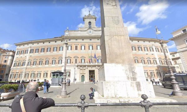 Come la politica sta cercando di spostare l’attenzione dai parlamentari col bonus alle legge del bonus