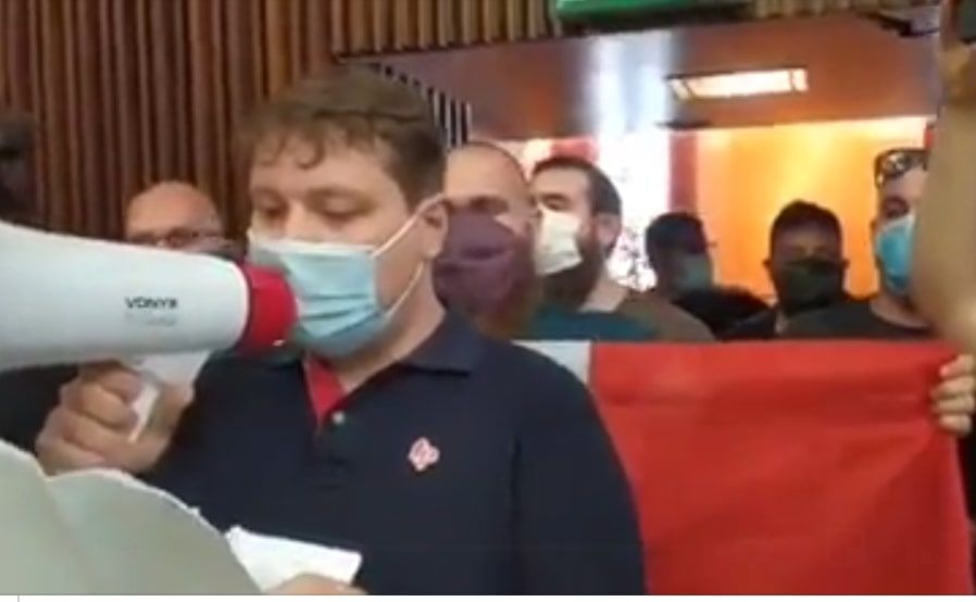Casapound occupa la commissione migranti, il consigliere: «Io gli sparerei tranquillamente» article-post