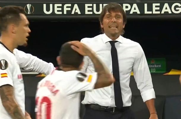 Siviglia-Inter, Banega sfotte Conte sul parrucchino: «Ti aspetto fuori»