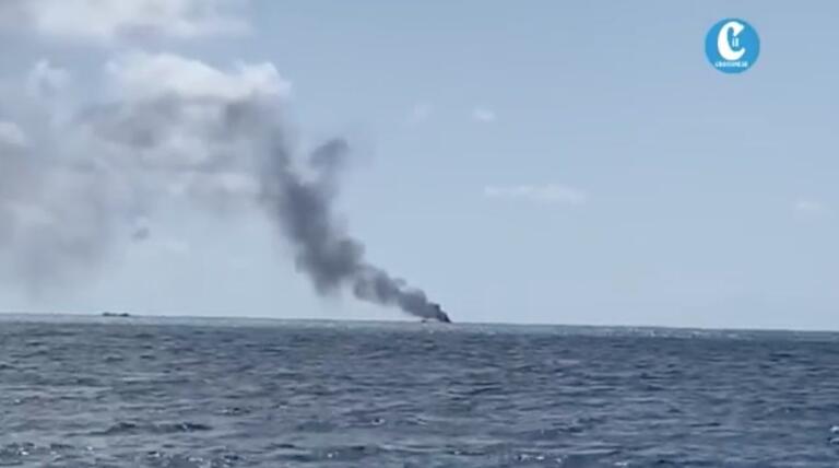 Barca di migranti si incendia al largo di Crotone: ci sono feriti anche tra i finanzieri | VIDEO