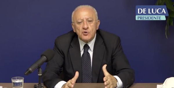 Vincenzo De Luca fa gli auguri a Briatore: «Ricoverato per una prostatite ai polmoni» | VIDEO