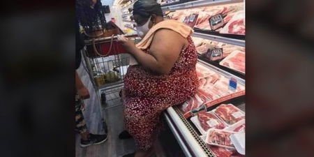 Gli insulti alla donna di colore seduta sul frigo di un supermercato (americano) article-post