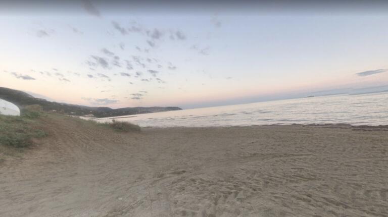 Un 18enne del Senegal colpito e insultato in spiaggia all’Argentario: «Negr*o, vai via da qui»